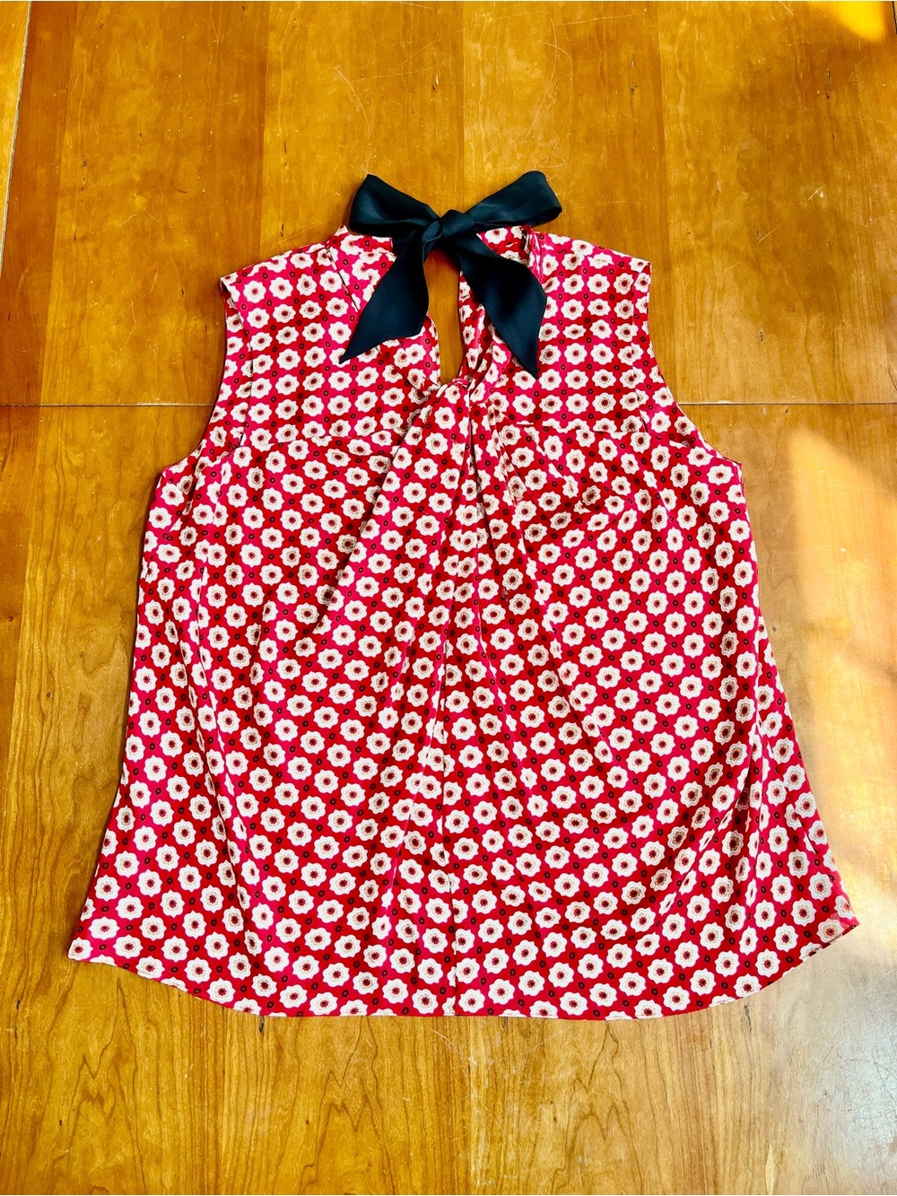 Anne Klein Sleeveless Red Abstract Print  Blouse with Rear Black Bow Tie Closure